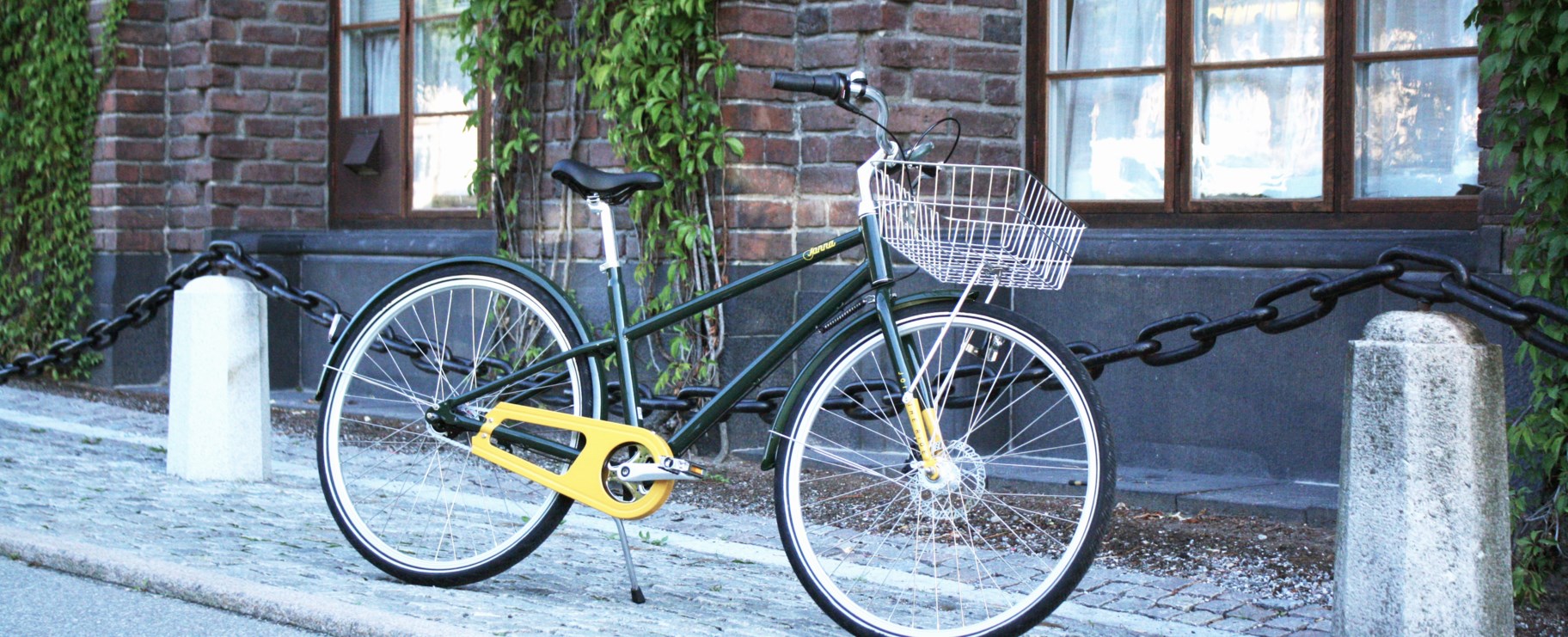 Bilden visar en  svart cykel från Jonna.