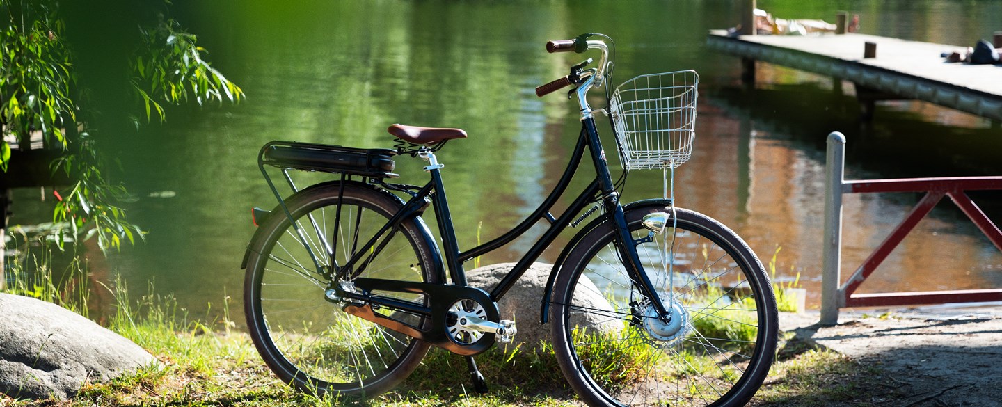 Bild på cykel med brygga i bakgrunden