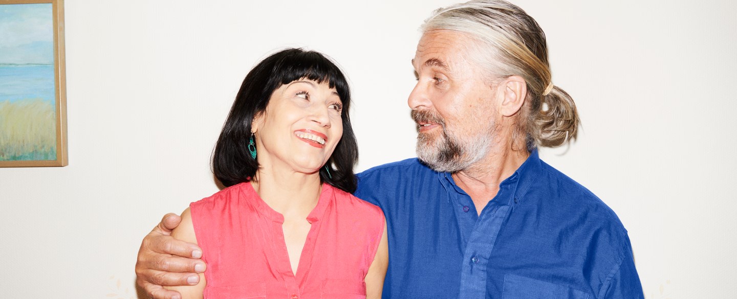 Bilden visar två leende personer som tittar på varandra.