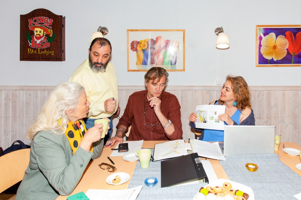 Grupp diskuterar med fika