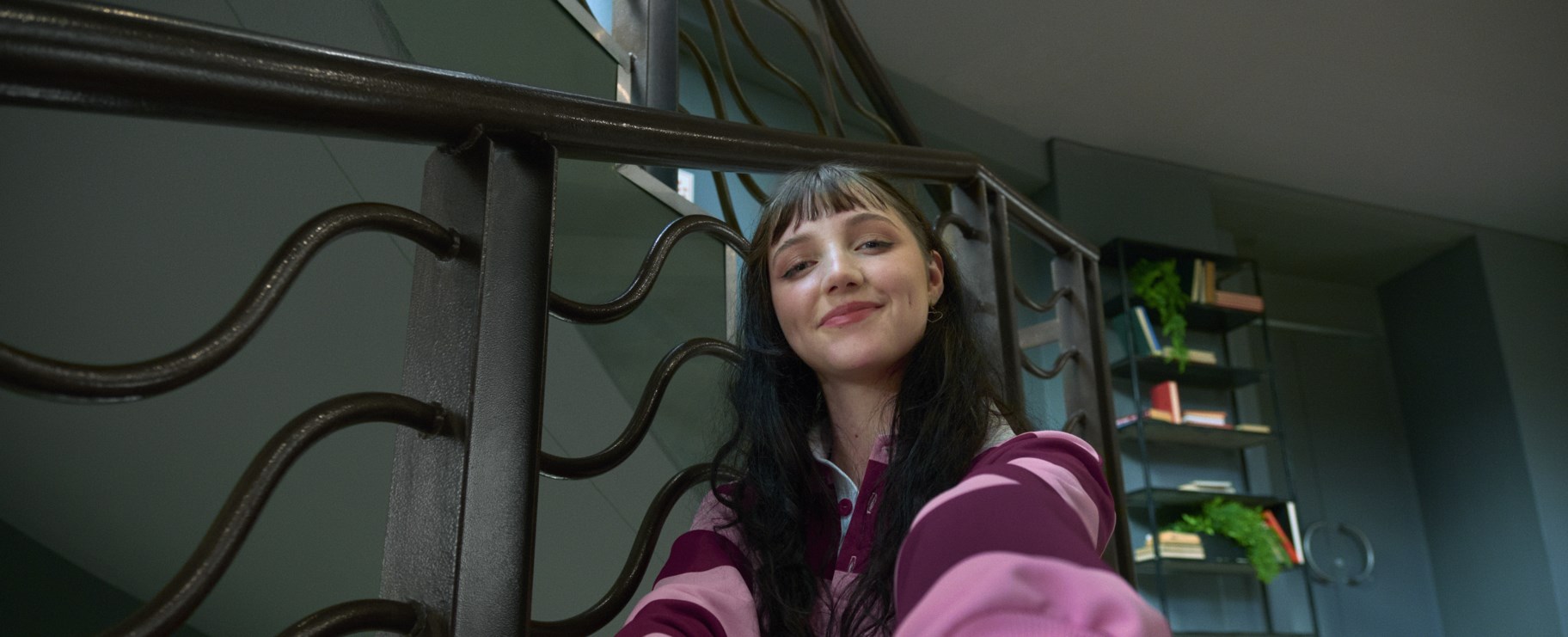 Ung kvinna som sitter i en trappa