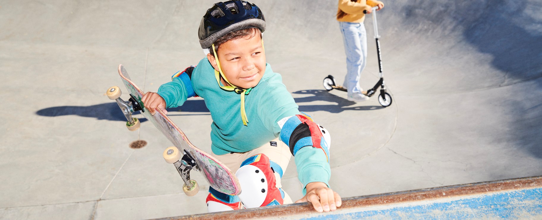 Barn åker skateboard