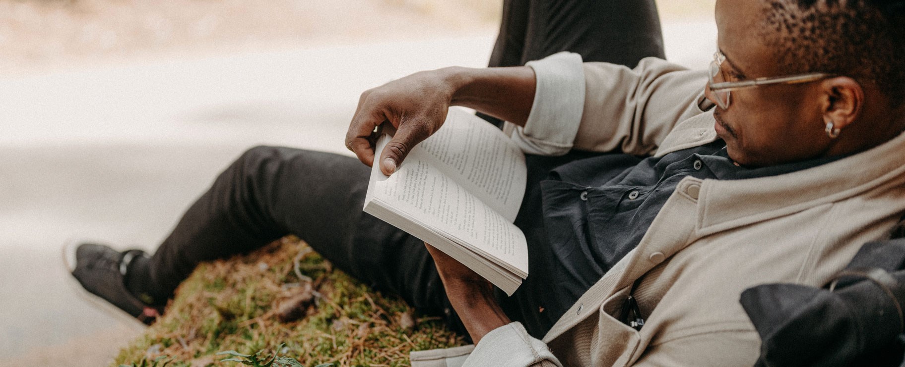 Bild på person som läser