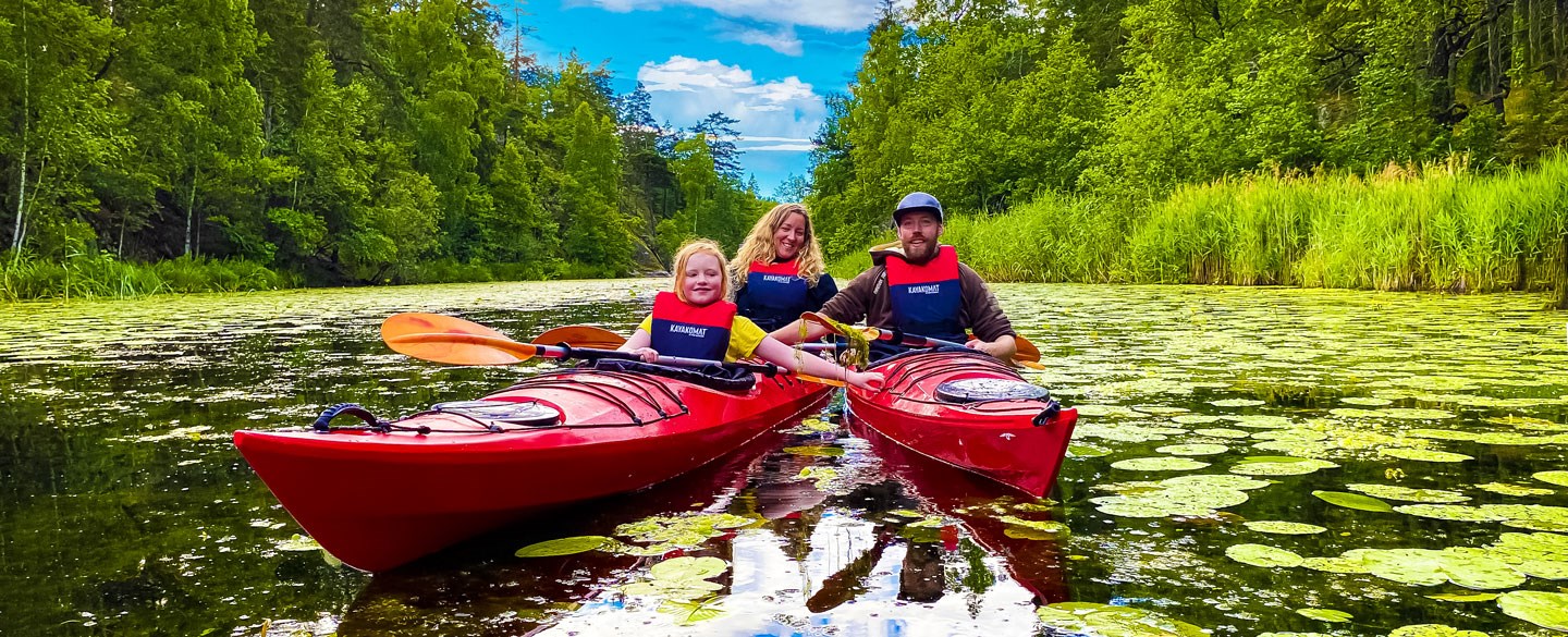 Bild på familj som paddlar kajak