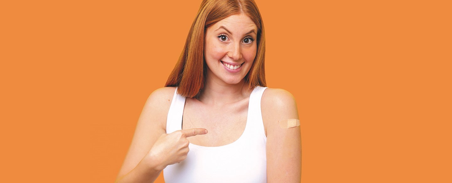 Bild på person som vaccinerat sig och har ett plåster på sin arm