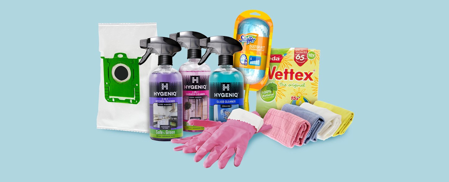 Bilden visar dammsugarpåsar, trasor och andra städartiklar