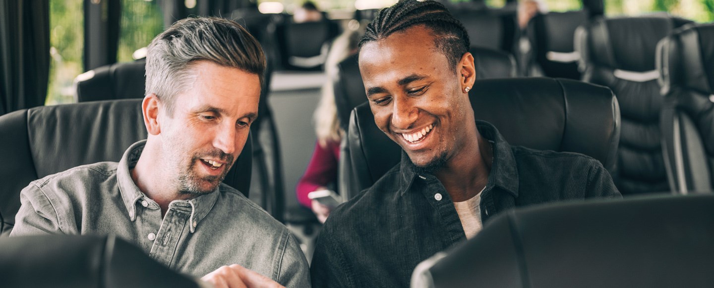 Bild på två personer ombord på en buss