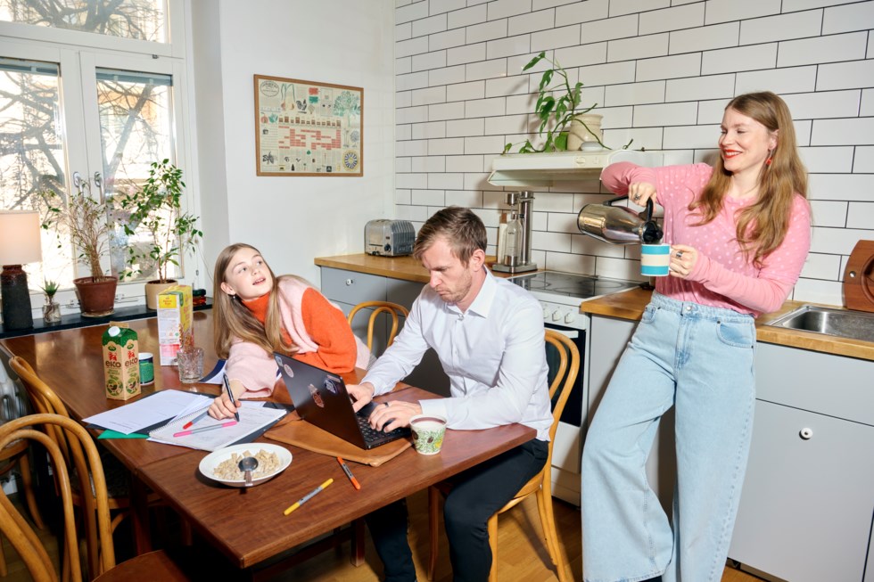Familj i kök