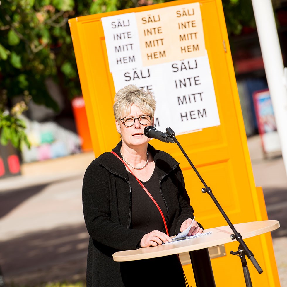 Marie Linder, förbundsordförande i Hyresgästföreningen, protesterar mot utförsäljning av allmännyttans lägenheter på torget i Sala.