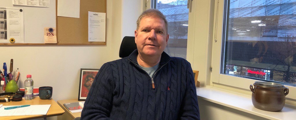 Bild på man som sitter vid skrivbord