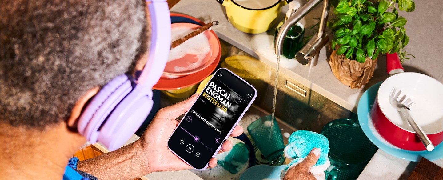 Bild på man som diskar och lyssnar på ljudbok
