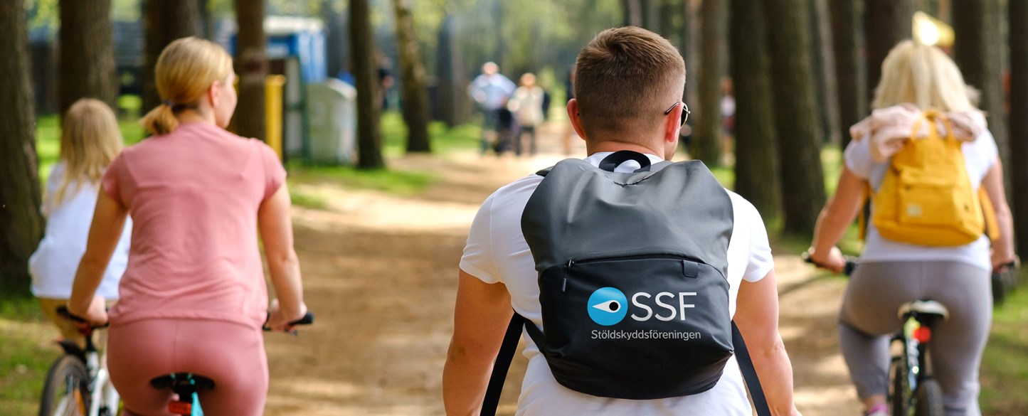 Bilden visar en familj på cykelutflykt