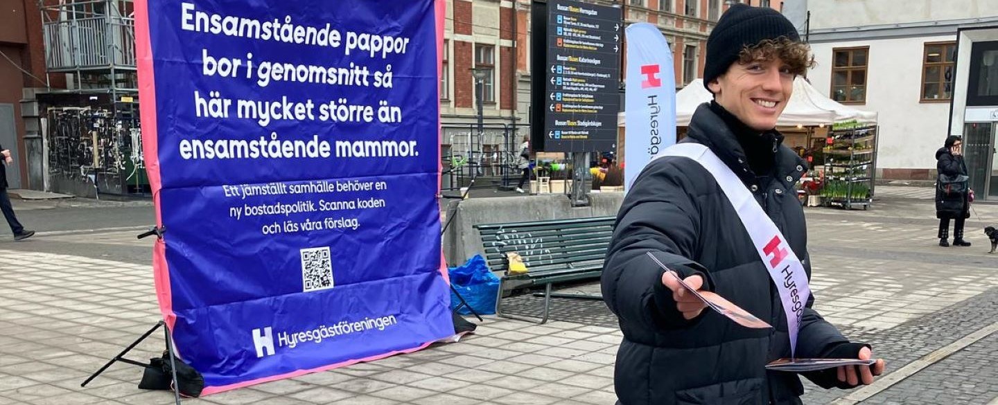 Kille lockigt hår från Hyresgästföreningen delar ut rapport i Slussen