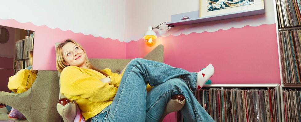 Kvinna med gul tröja