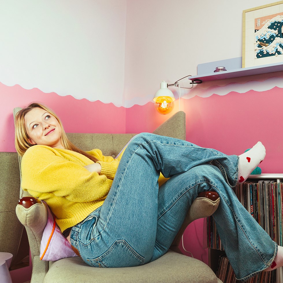 Kvinna med gul tröja