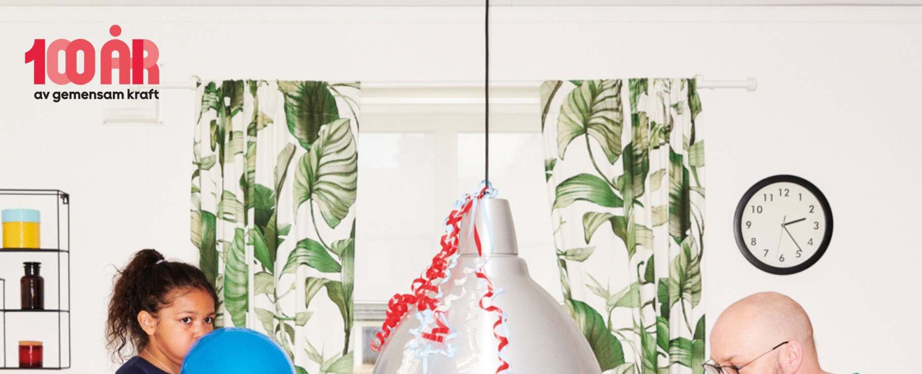 En barnfamilj har fest vid ett middagsbord