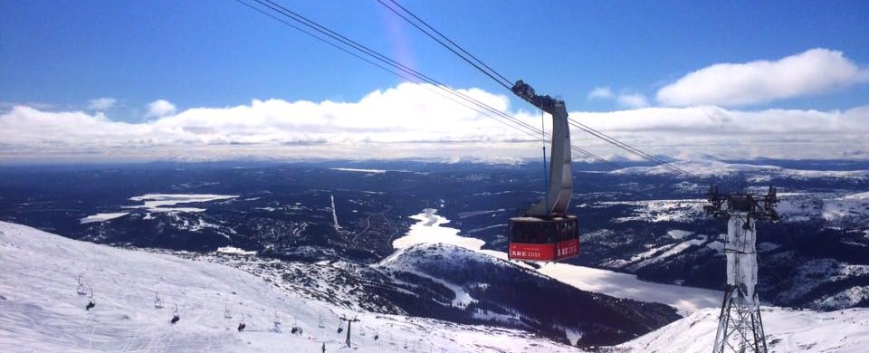 Bilden visar en kabinbana, och utsikten från ett berg i Åre.