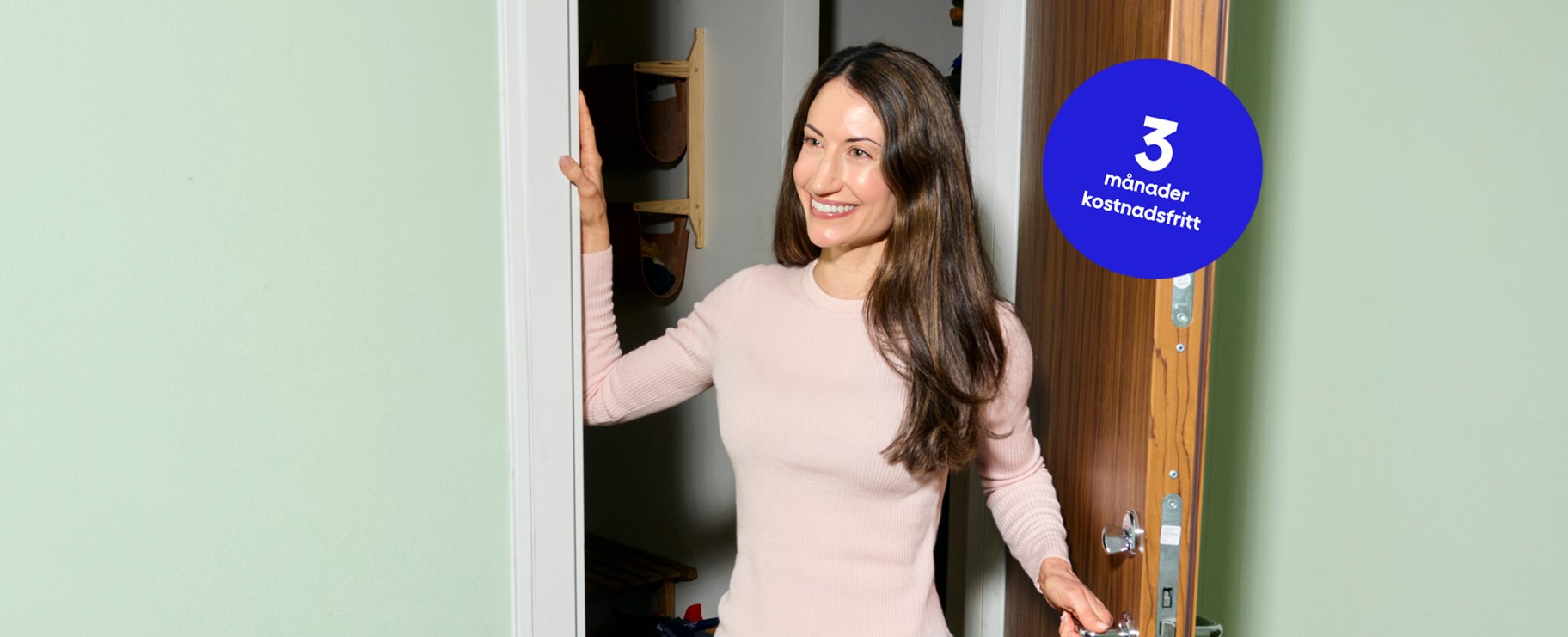 kvinna öppnar en dörr