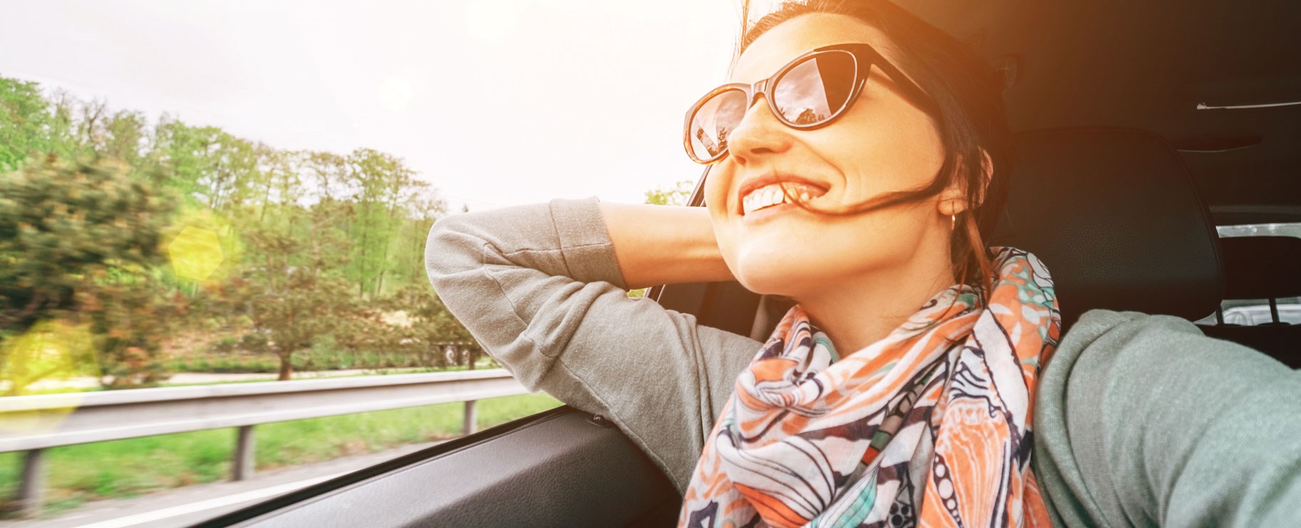 Bild på person som tittar ut genom bilruta