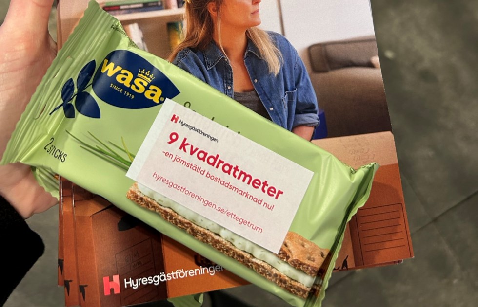 Knäckemacka på rapport med kvinna och flyttkartonger på omslaget