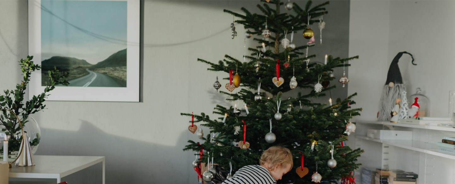 Bild på barn framför julgran