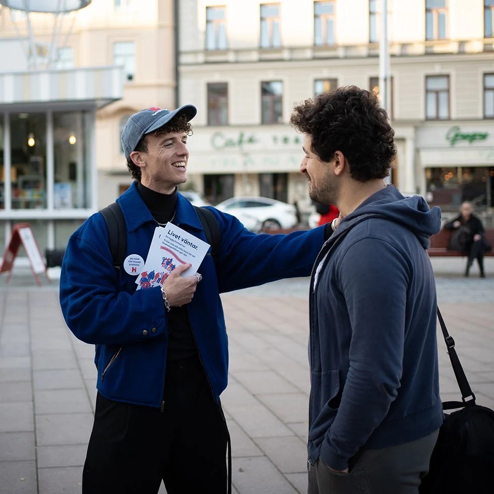 Ola_delar_ut_flyers_på_stan