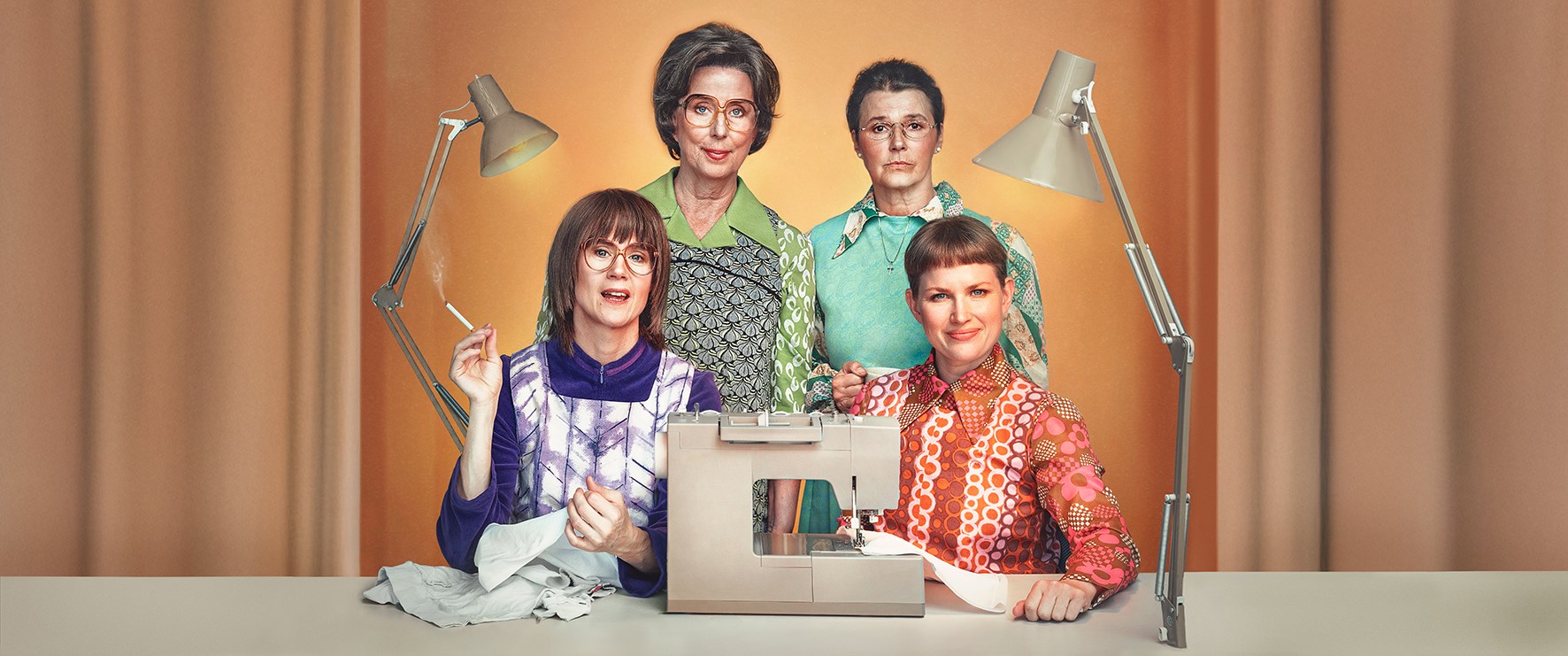 Fyra kvinnor vid en symanskin från föreställningen Stygn