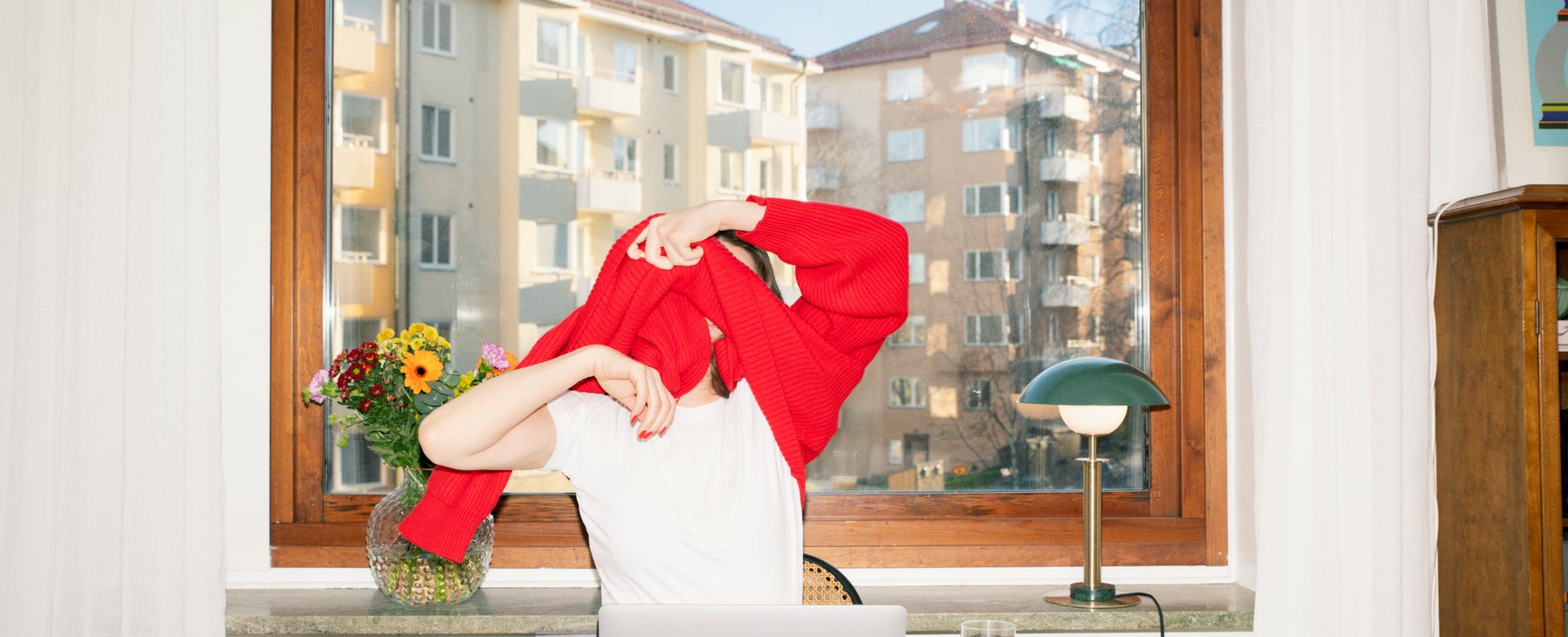 dator på bordet röd tröja över huvudet