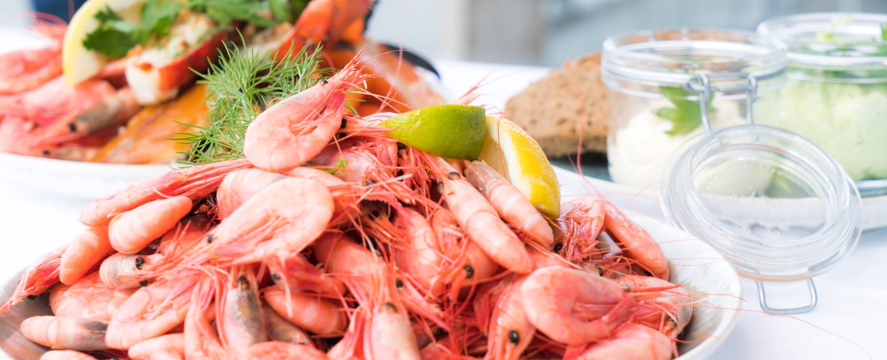 Bilden visar räkor uppdukade på ett bord.