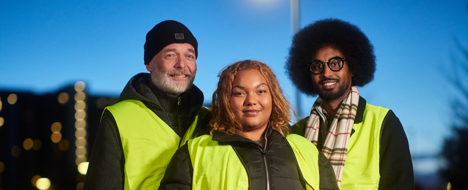 Tre personer är iklädda västar för att trygghetsvandra.