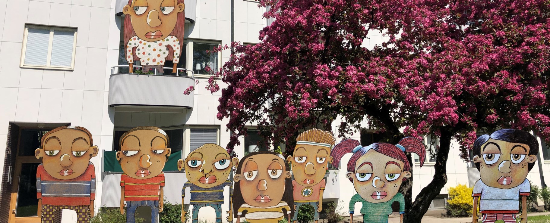 Illustrerade människor står framför en husfasad