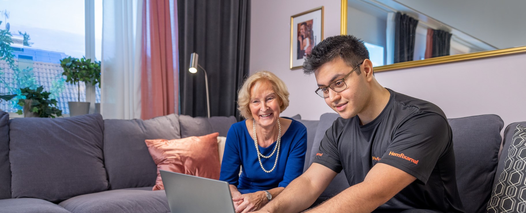 Bild person som hjälper annan person med sin dator