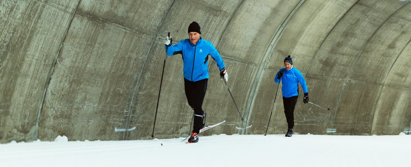 Bild på skidåkare i skidtunnel