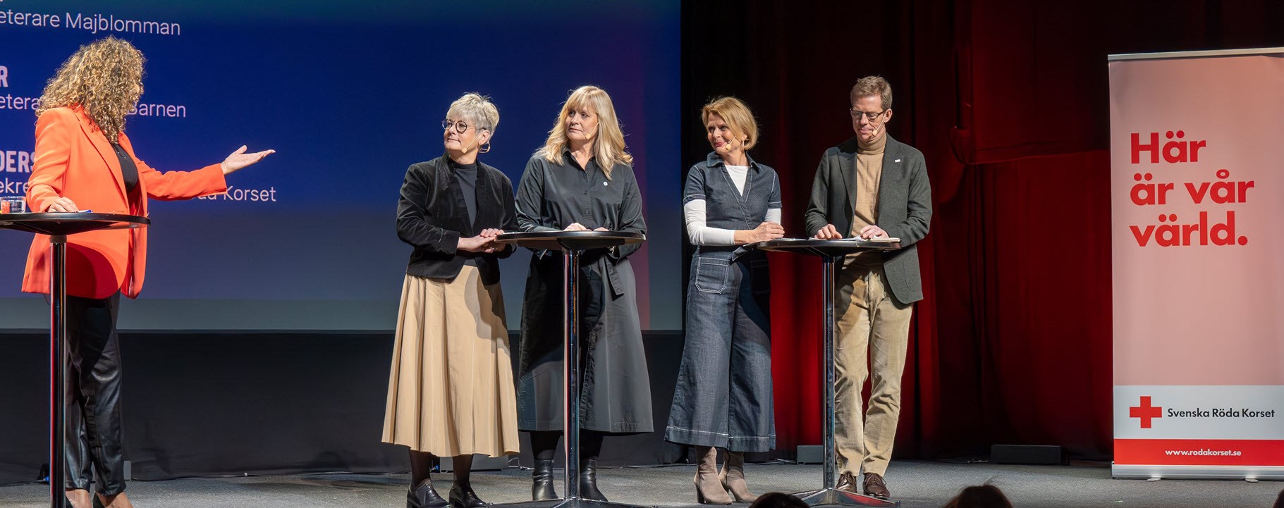 Seminarium med fem personer på en scen