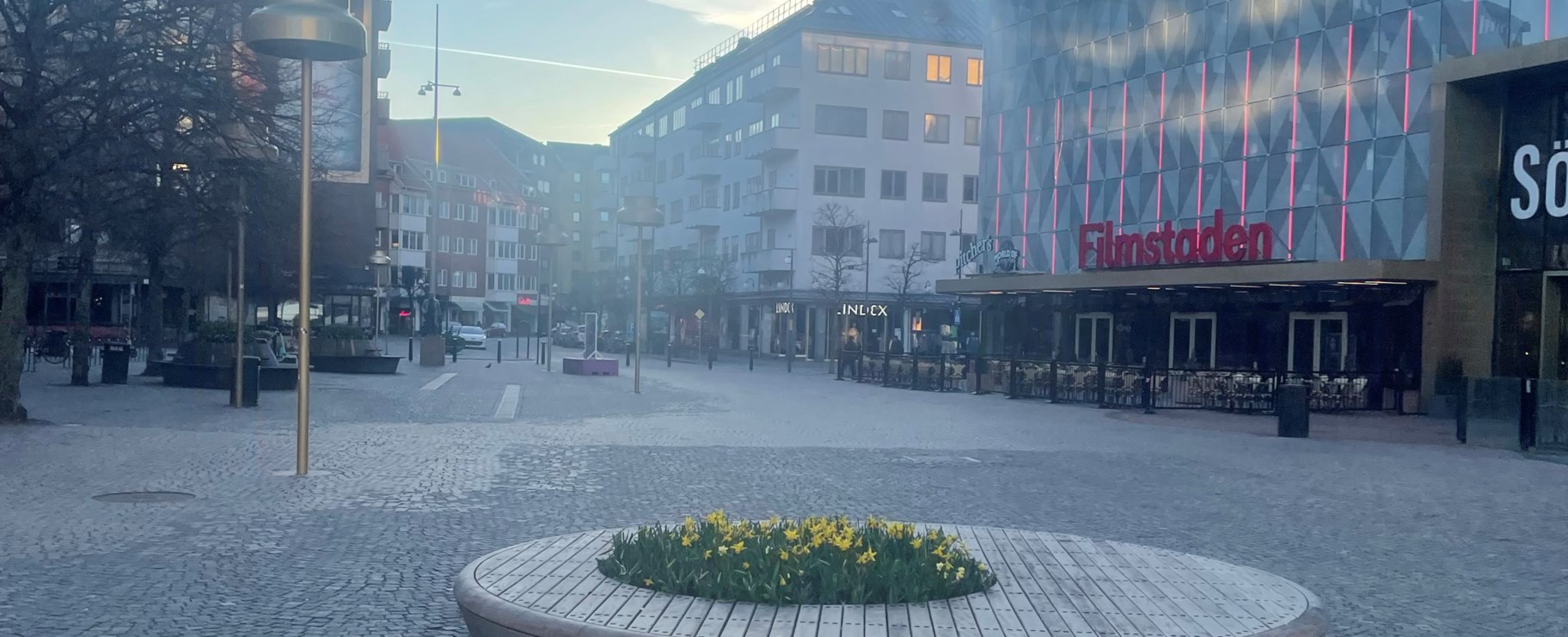 Bild på torg med kullersten och byggnader