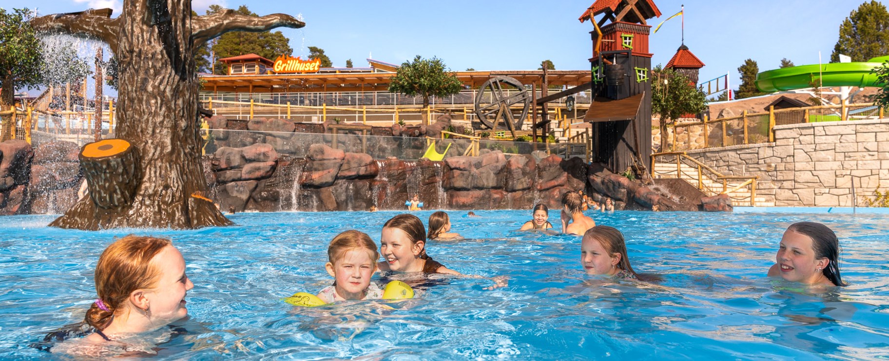 Barn som badar i vattenland