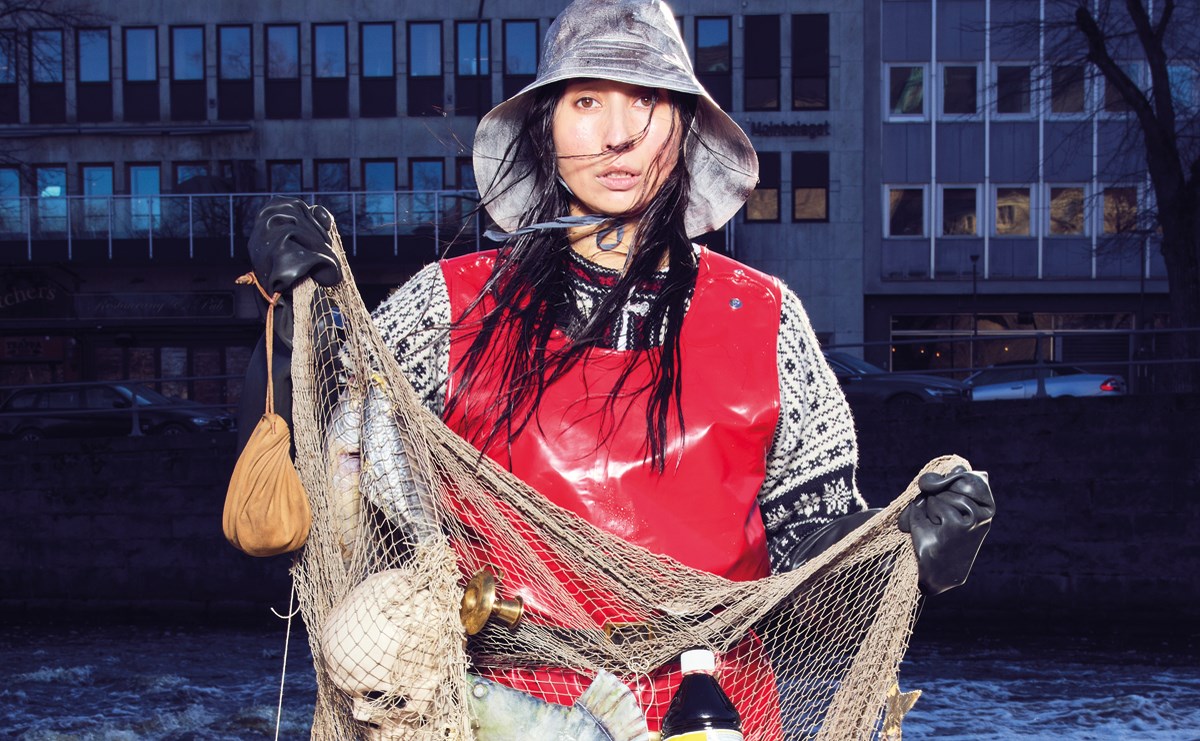 Kvinna med fiskenät med skelett i nätet