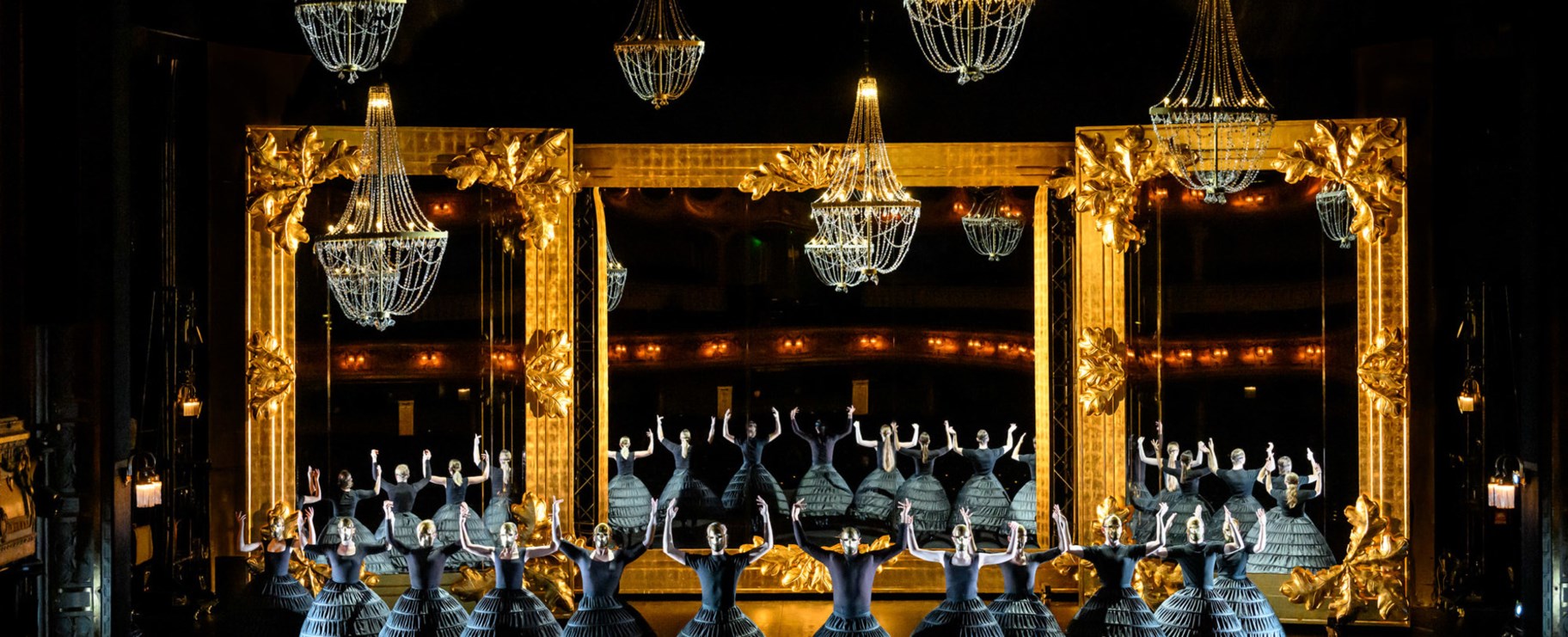 Flertalet dansare på scen i föreställningen Madame Bovary