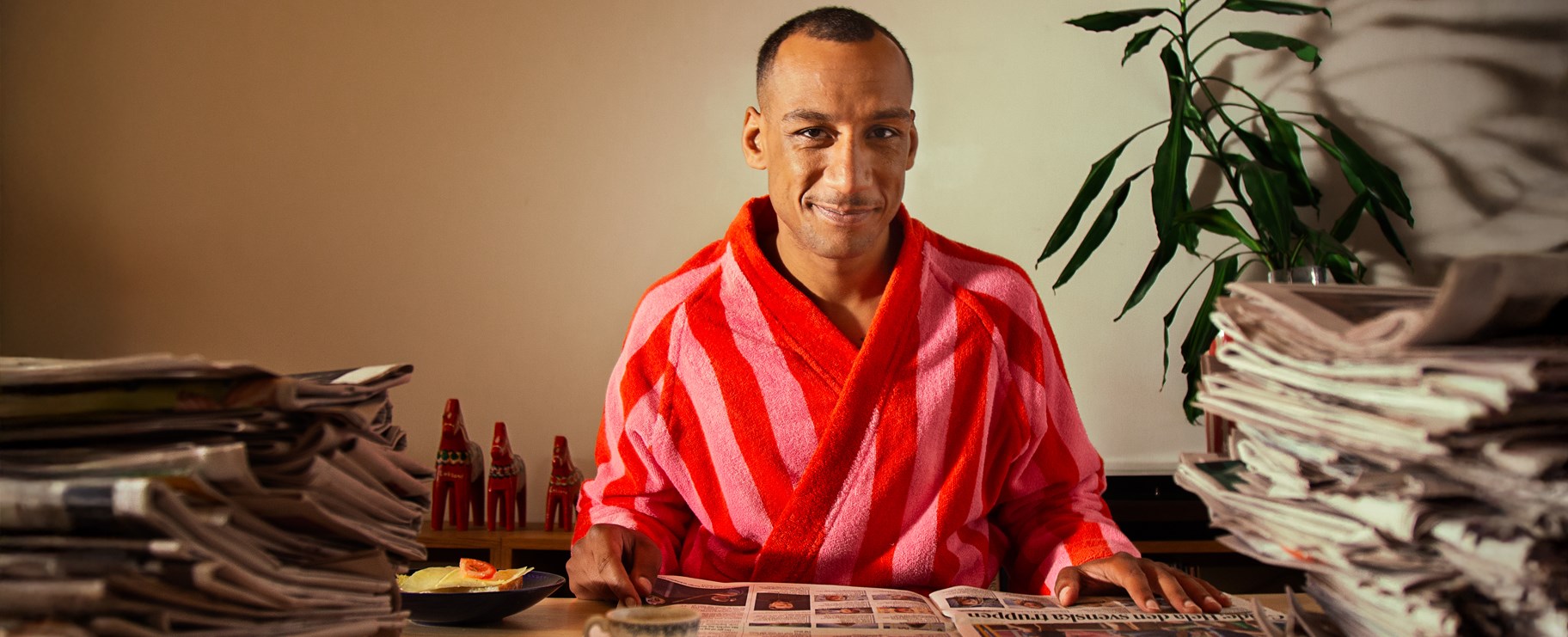 Man läser tidningen