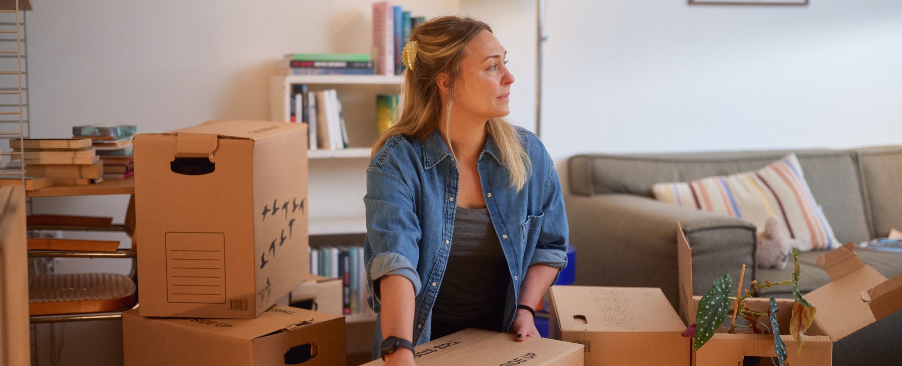 Kvinna vid flyttlådor