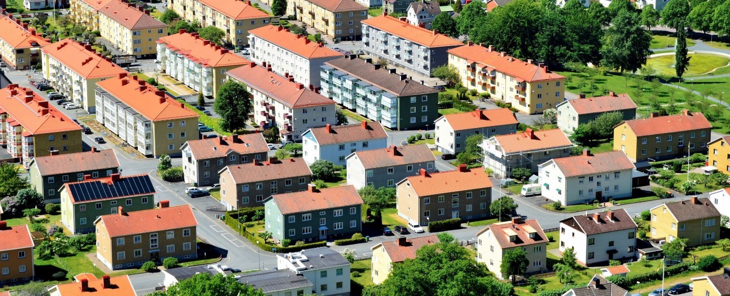 Bild av låga lägenhetshus