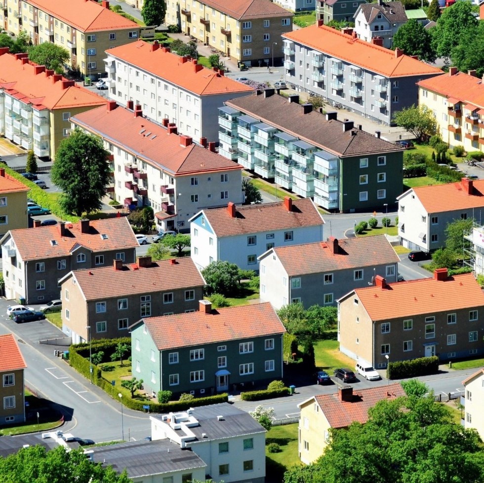 Bild av låga lägenhetshus