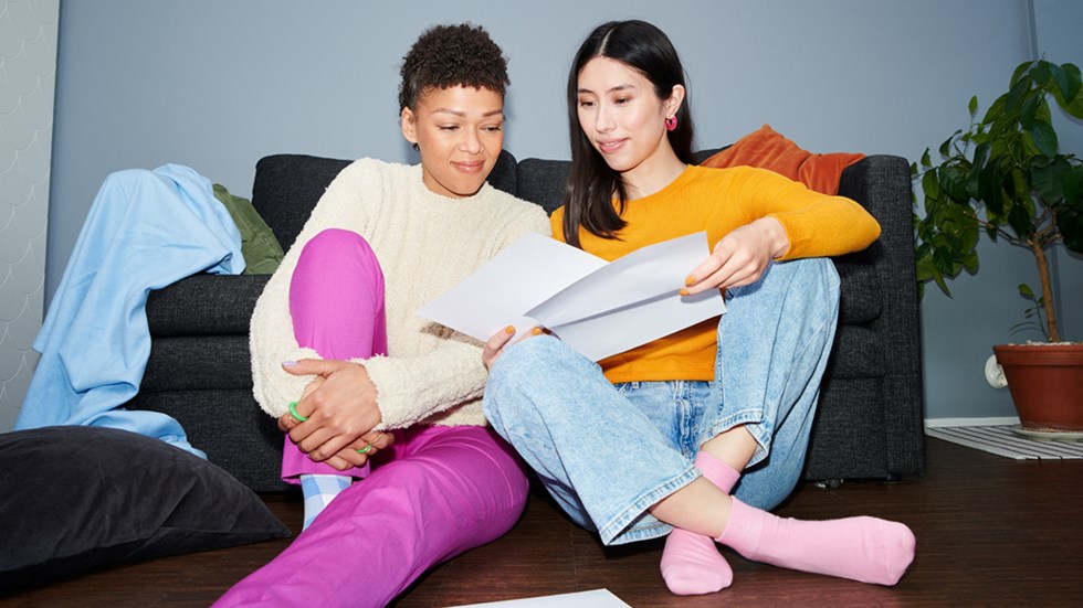 Tjejer på golvet som läser på papper