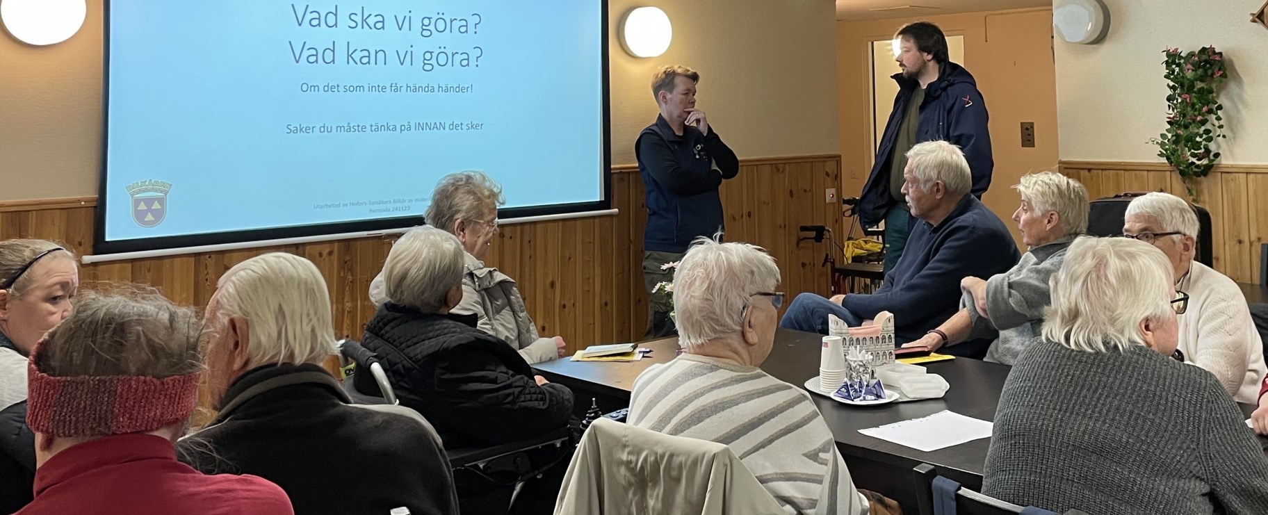 Möteslokal full med människor