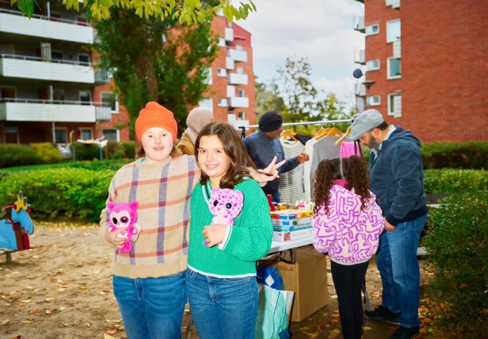 Glada barn på gården