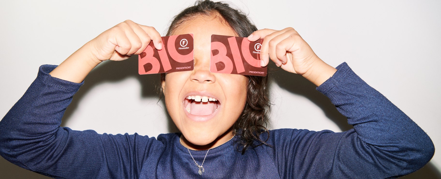 Flicka med biopresentkort