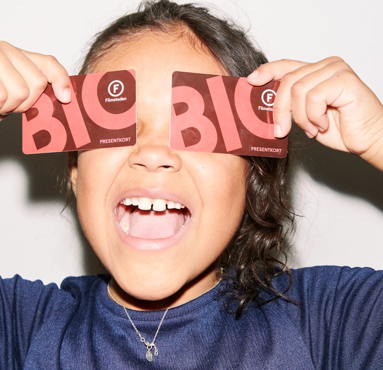 Flicka med biopresentkort