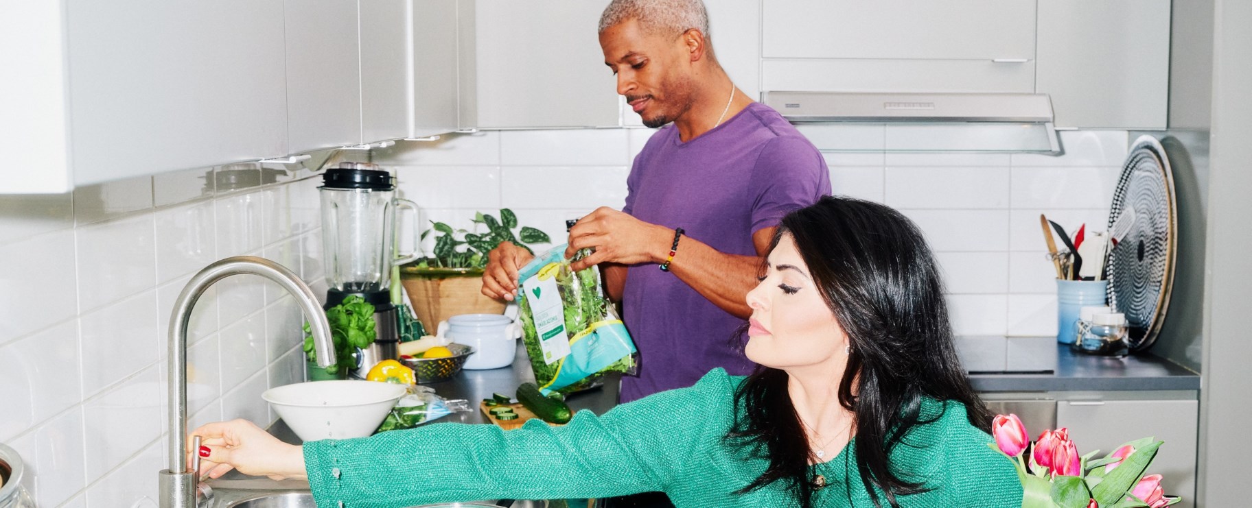 Personer med blommor i kök