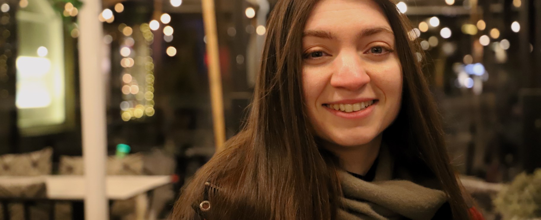 Kvinna utomhus i gatljus