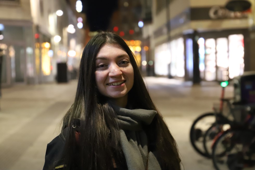 Kvinna i stadsmiljö